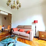 Paris 15 Urban Apartment With Local Life And Easy Metro Access