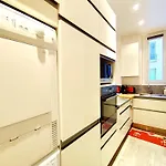 Paris 15 Urban Apartment With Local Life And Easy Metro Access
