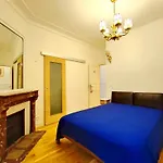 Paris 15 Urban Apartment With Local Life And Easy Metro Access