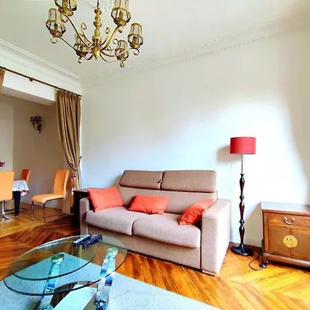 15 Urban With Local Life And Easy Metro Access Apartment