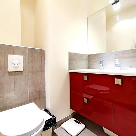 15 Urban With Local Life And Easy Metro Access Apartment