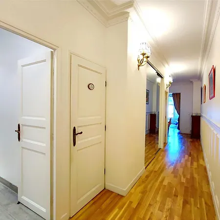 15 Urban With Local Life And Easy Metro Access *